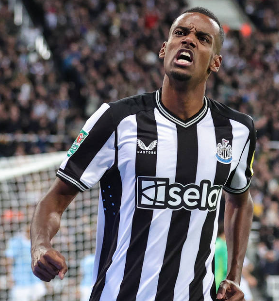 利物浦锋线之困:伊萨克与<a href='/news/tag/1079647.html' style='color: blue;'>埃基蒂克</a>的“竞争”与教练抉择